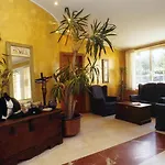 מלון De 3*